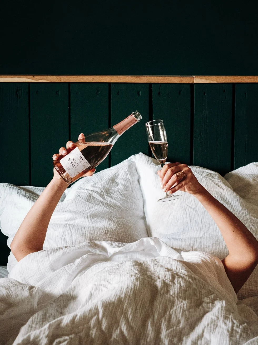 Direction artistique jeune et dynamique avec un service au lit de la boisson Pinky Bubbles dans le 64.