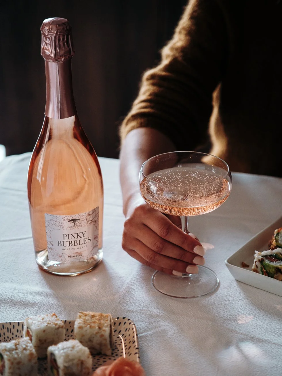 Photographie de produit illustrant des accords mets et vins avec des sushis et le rosé sans alcool en Béarn.