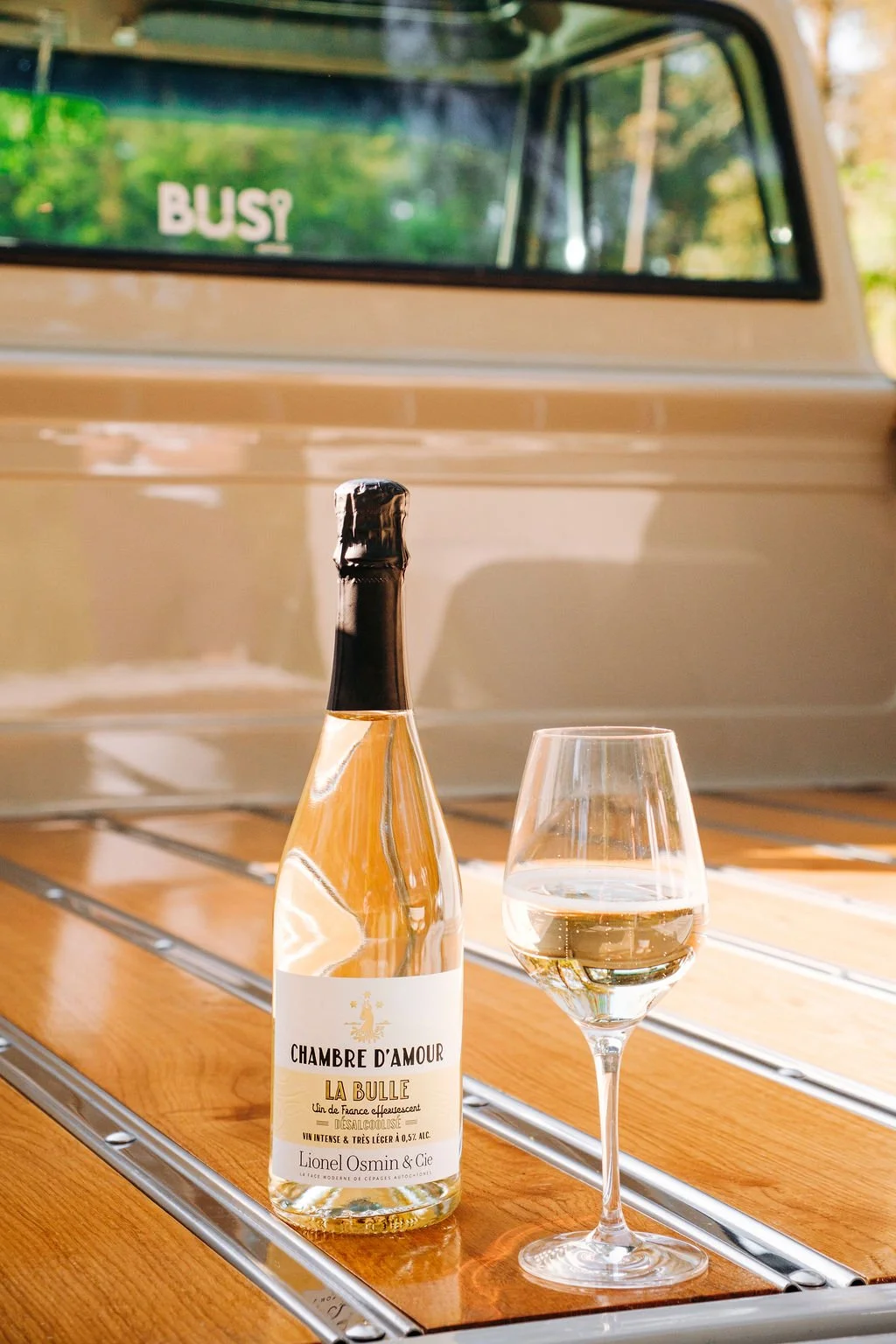 cuvées Chambre d'Amour posées à l'arrière d'un van vintage pour une direction artistique nomade sur la Côte Basque