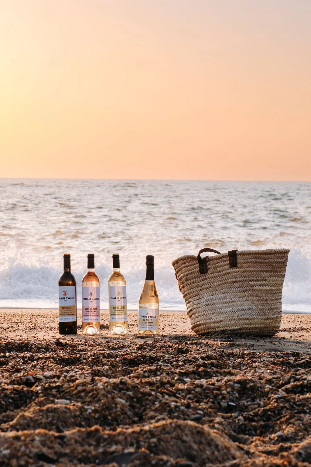 Mise en scène lifestyle pique-nique sur la plage avec la cuvée rosé Chambre d'Amour à Anglet.
