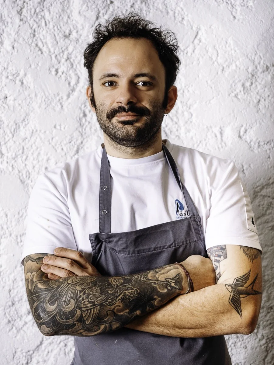 Portrait frontal du chef du restaurant Paute avec ses tatouages, photographie de portrait