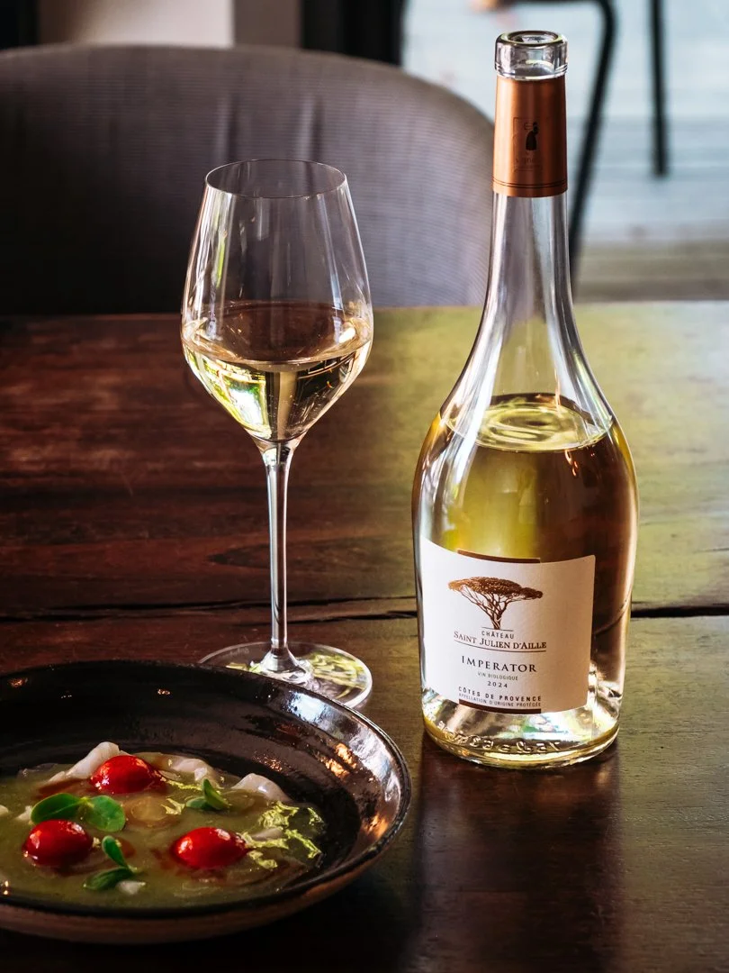 Bouteille de vin blanc Imperator avec verre et plat gastronomique créatif lors d'un accord mets-vins