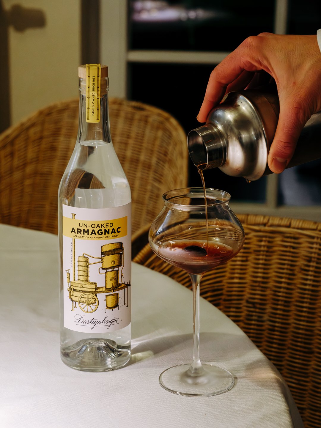 Bouteille d'armagnac Dartigalongue et cocktail versé, photographie de spiritueux
