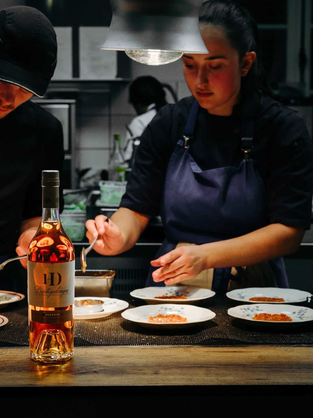 Bouteille Dartigalongue Heritage au premier plan, brigade au dressage, Jurançon