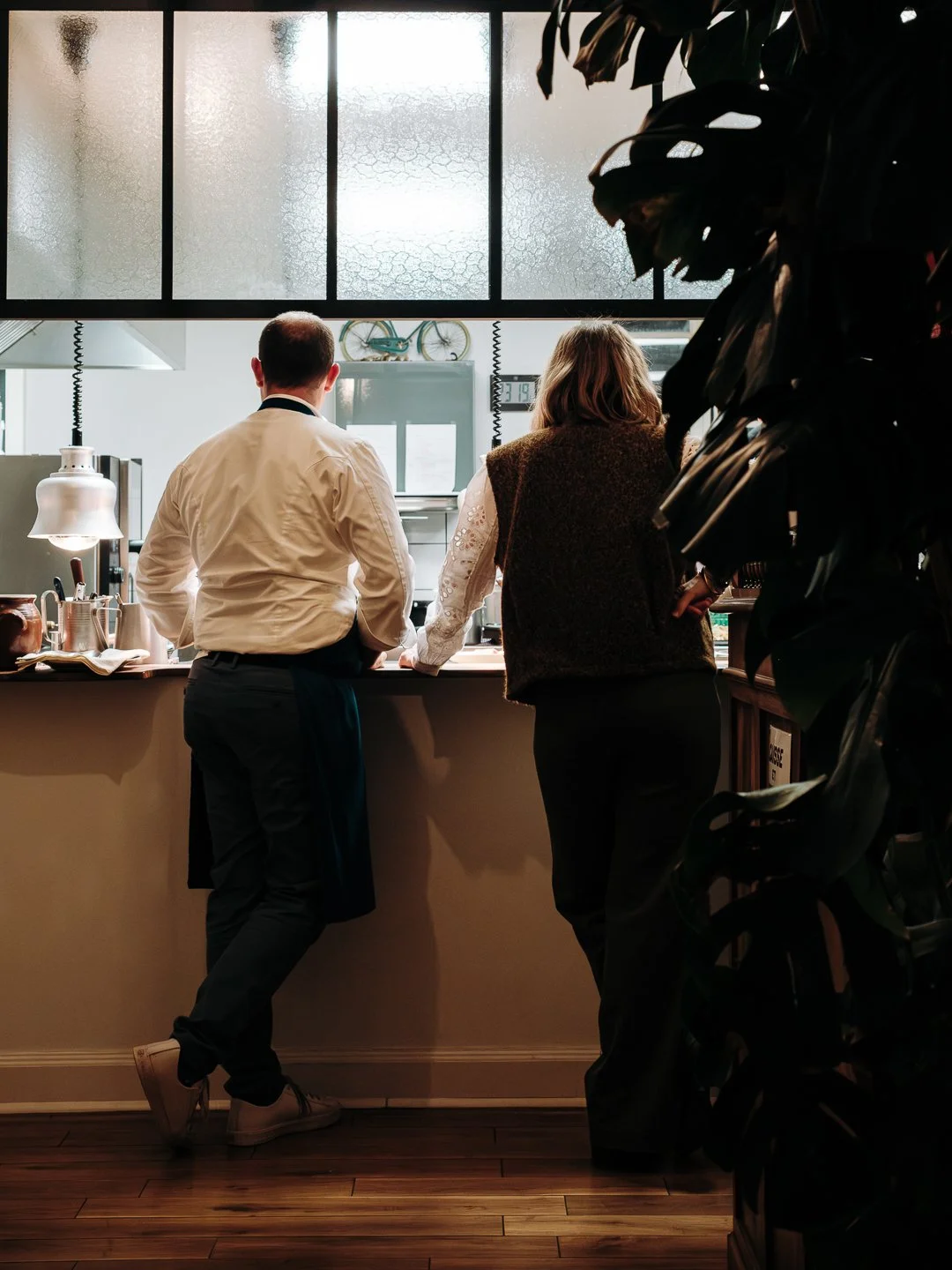 Chef et sa compagne au passe d'un restaurant gastronomique en Béarn