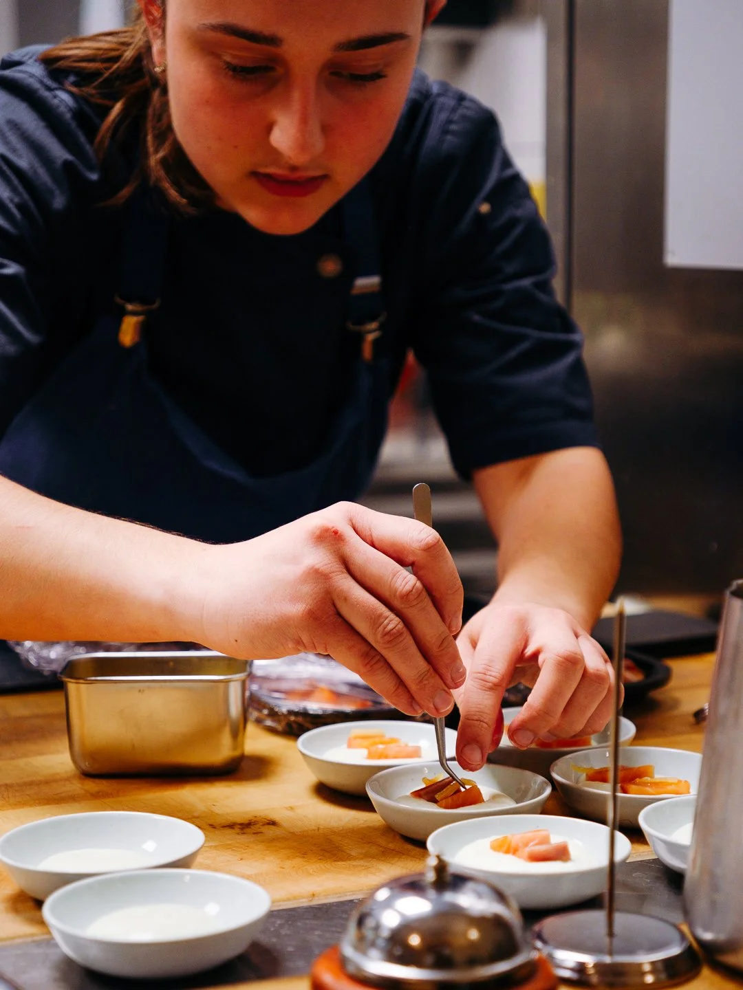 Commis de cuisine dressant des amuse-bouches au service, restaurant Jurançon