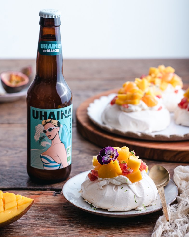 Bouteille Uhaina Blanche à côté de pavlovas aux fruits exotiques, recette accord bières