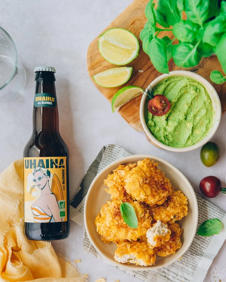 Accord mets-bières Uhaina Blonde avec nuggets panés et guacamole, photographie culinaire