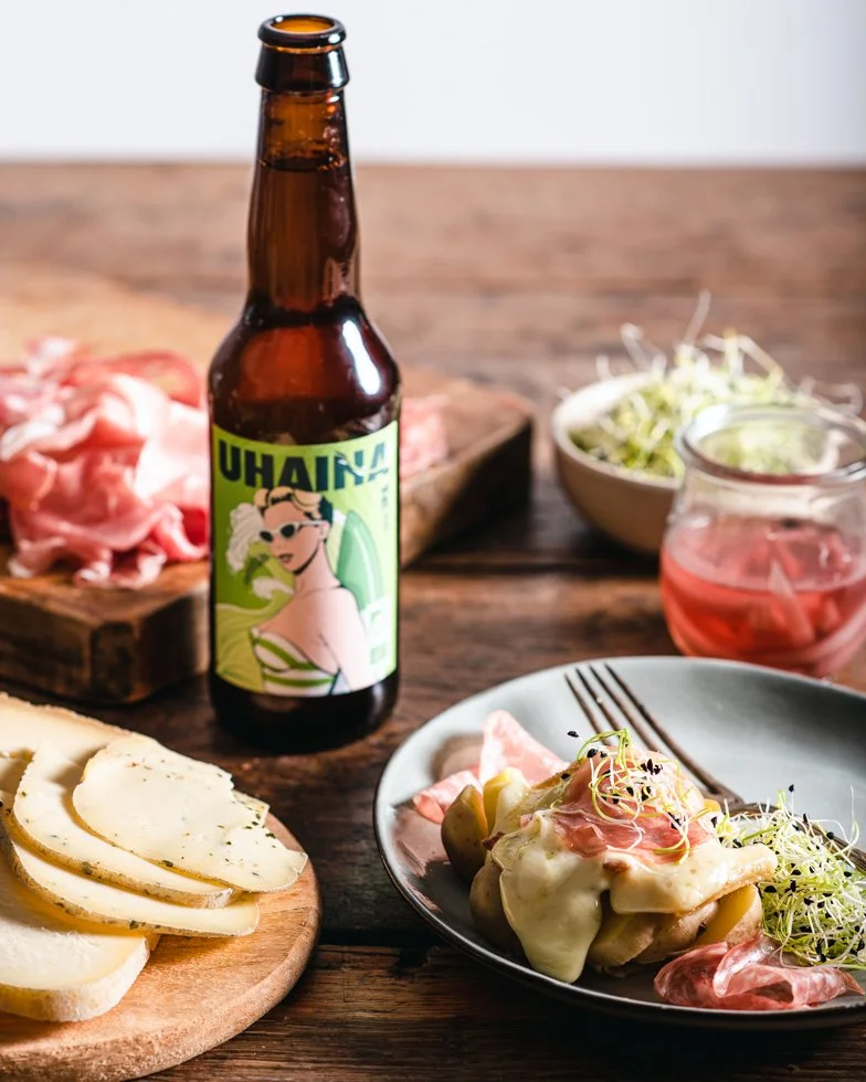 assiette de raclette avec une bière IPA Uhaina