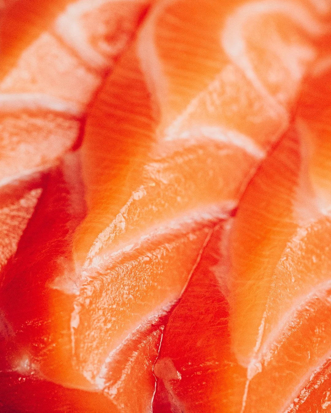 Très gros plan sur les zébrures du saumon frais en cuisine d'un restaurant