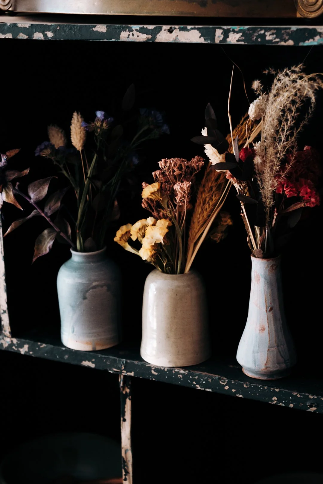 Plan photo sur trois vases réalisés par une potière de Pau dans le 64