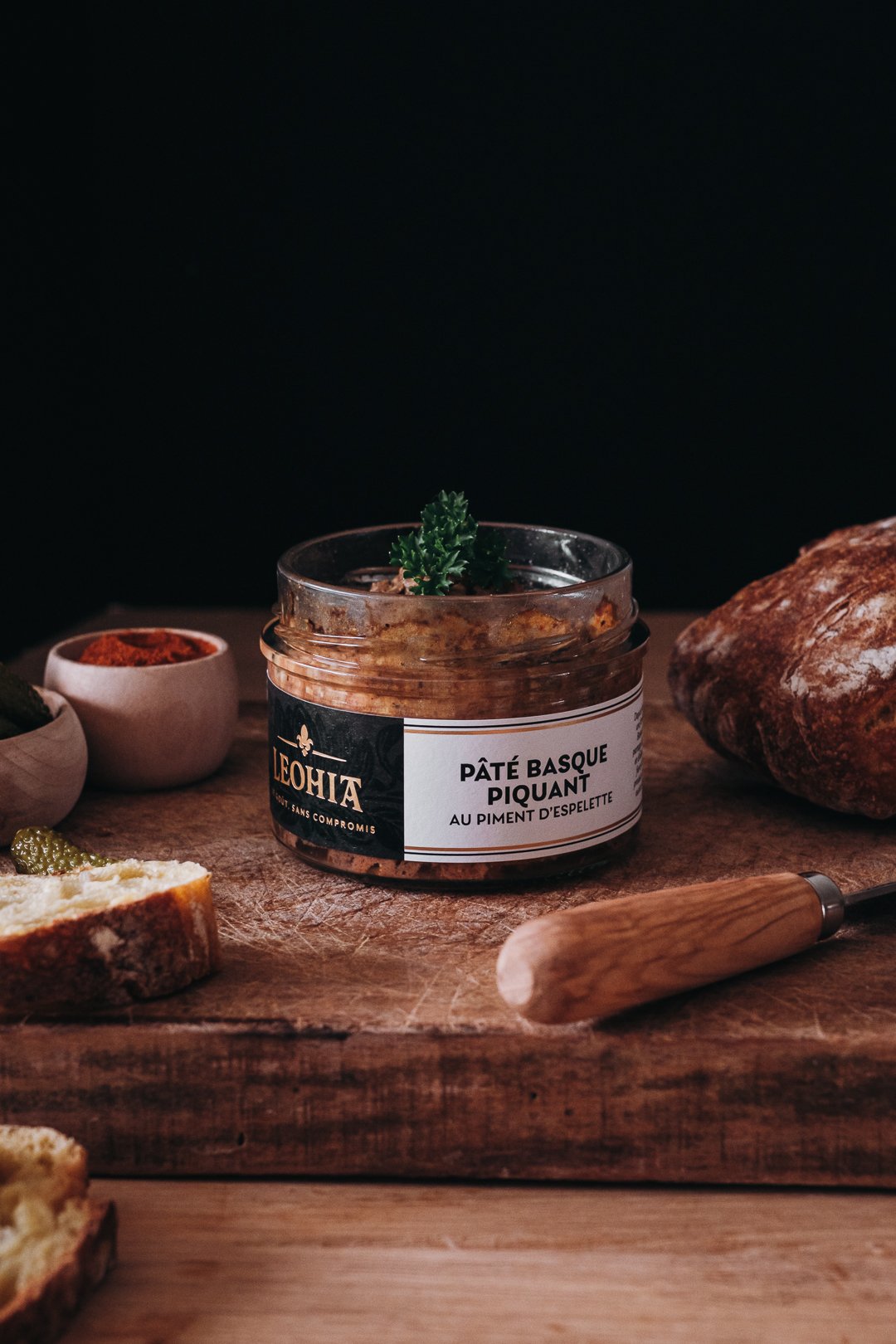 Gros plan sur un bocal ouvert de Pâté Basque Piquant au piment d'Espelette Leohia avec persil et pain, banque d'images complète