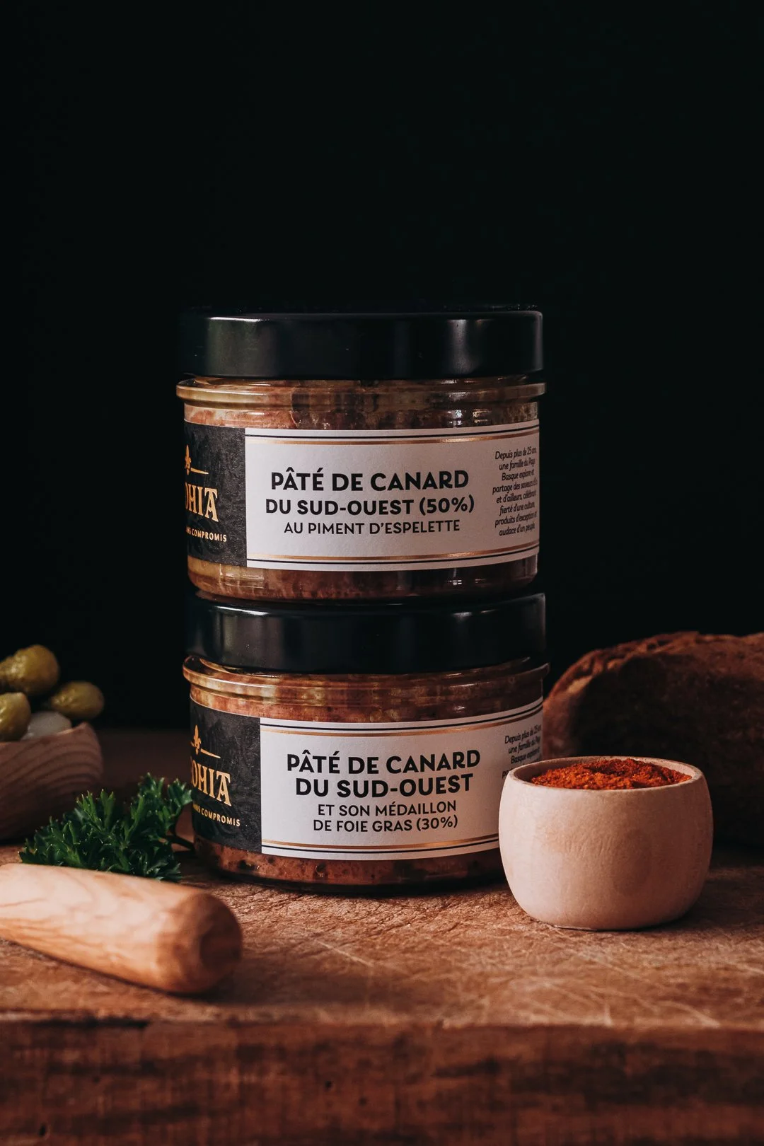 Pile de deux bocaux Leohia de Pâté de Canard du Sud-Ouest avec piment d'Espelette et médaillon de Foie Gras, création de contenu réseaux sociaux