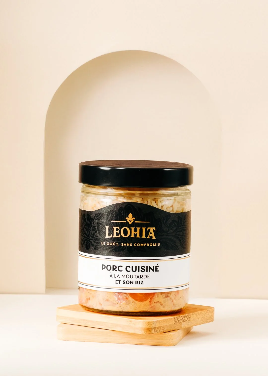 Bocal de Porc cuisiné à la moutarde et son riz Leohia sous une arche studio, photographe culinaire Pays Basque