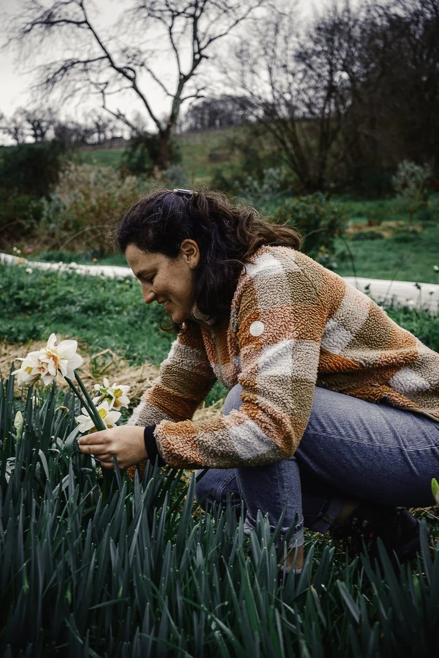 Lauren, agricultrice-fleuriste, cueillant des jonquilles au petit matin dans sa ferme à Monein