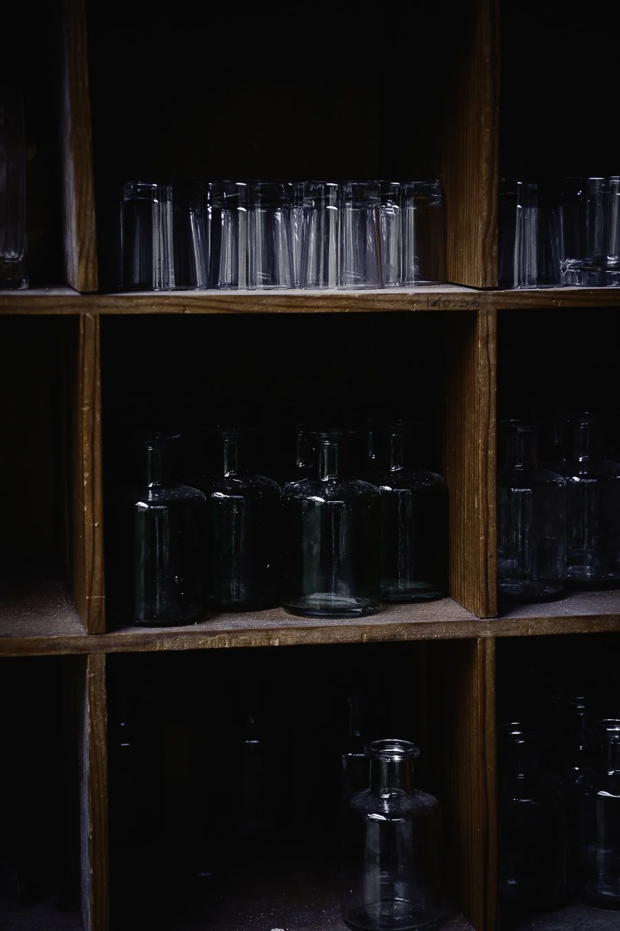 etagère remplie de vase dans l'atelier de maison butine, ferme florale à Monein