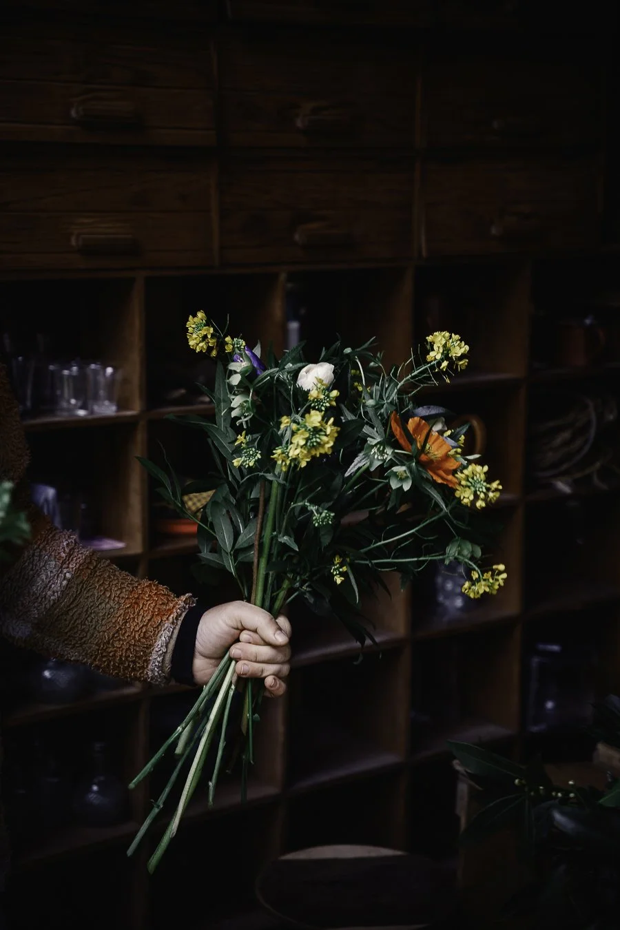 Maison Butine dans son atelier à Monein, réalisant un bouquet