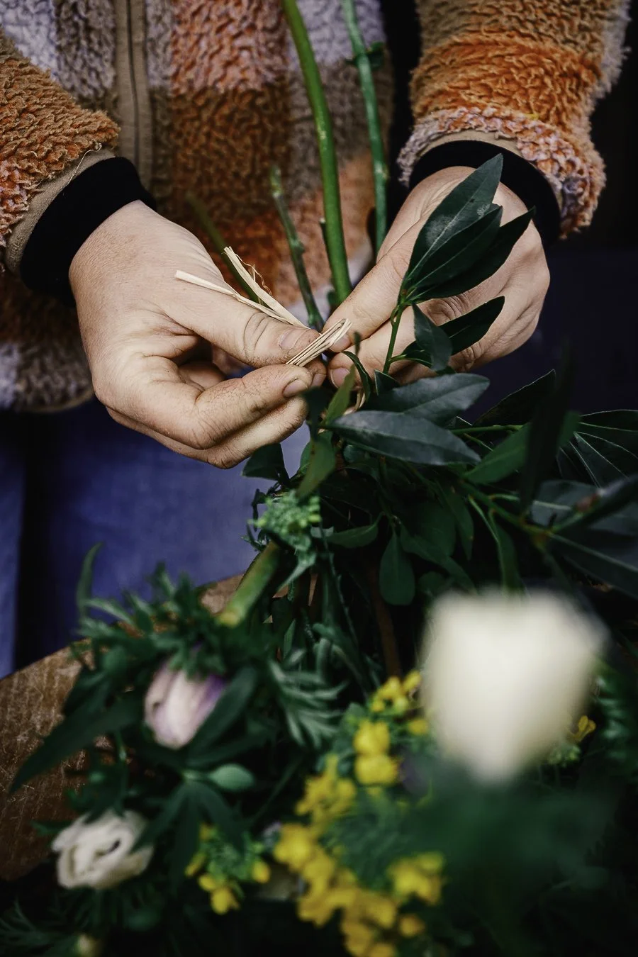 Maison Butine dans son atelier à Monein, réalisant un bouquet