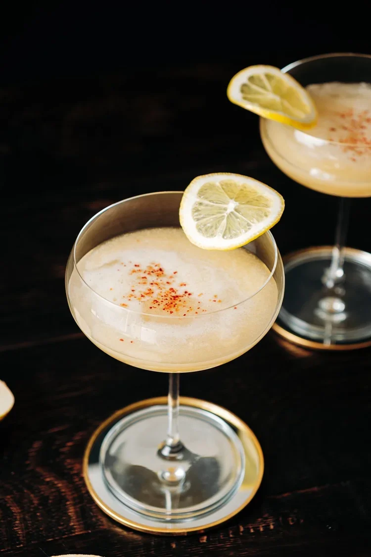 Deux coupes cocktail au citron et piment d'Espelette, photographie studio ambiance sombre Domaine Brana