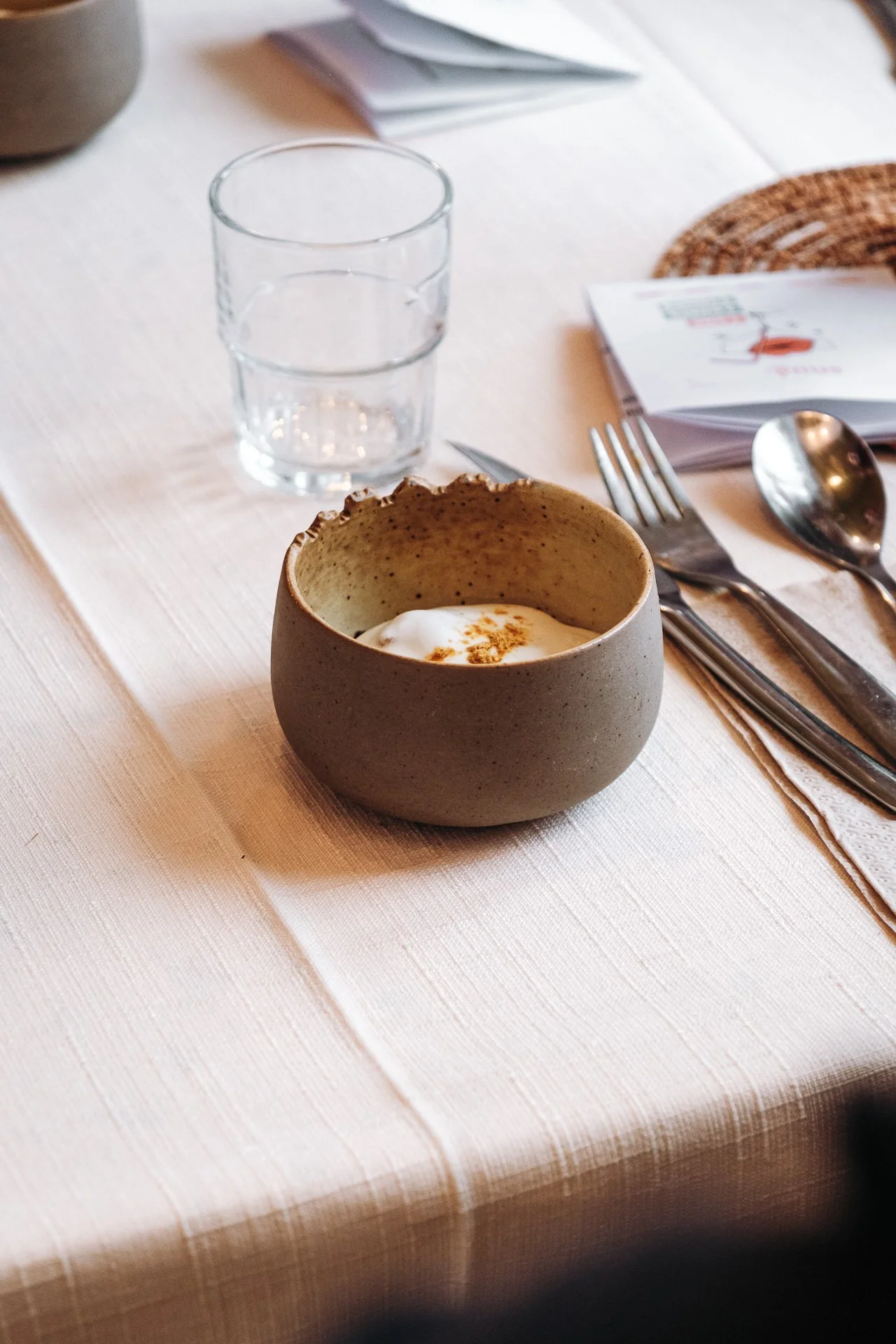 Amuse-bouche dans un bol en ceramique pose sur table blanche, soiree gastronomique Snug Pau.