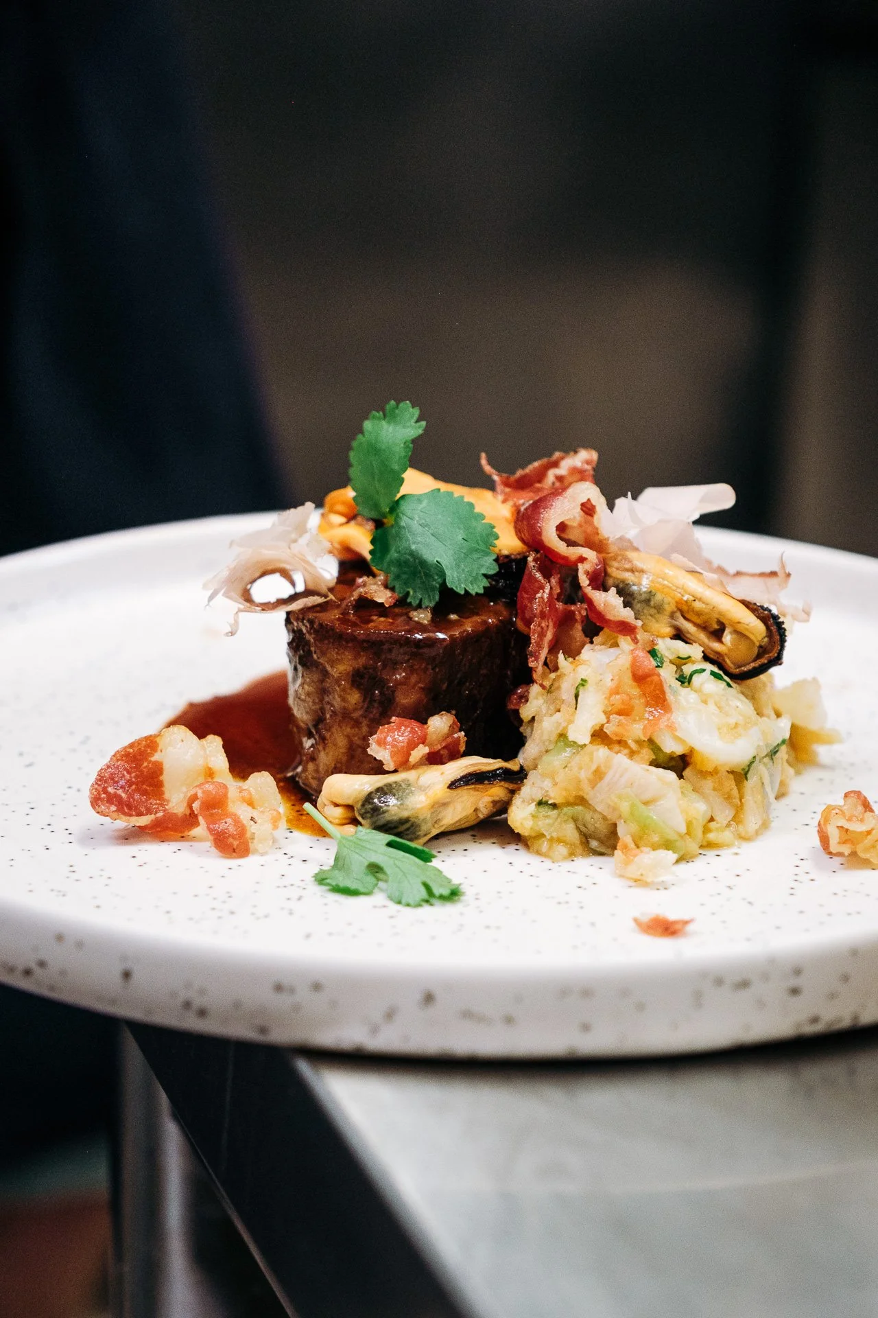 Assiette gastronomique avec viande braisee, moules et jambon cru, soiree 7 chefs au Snug.