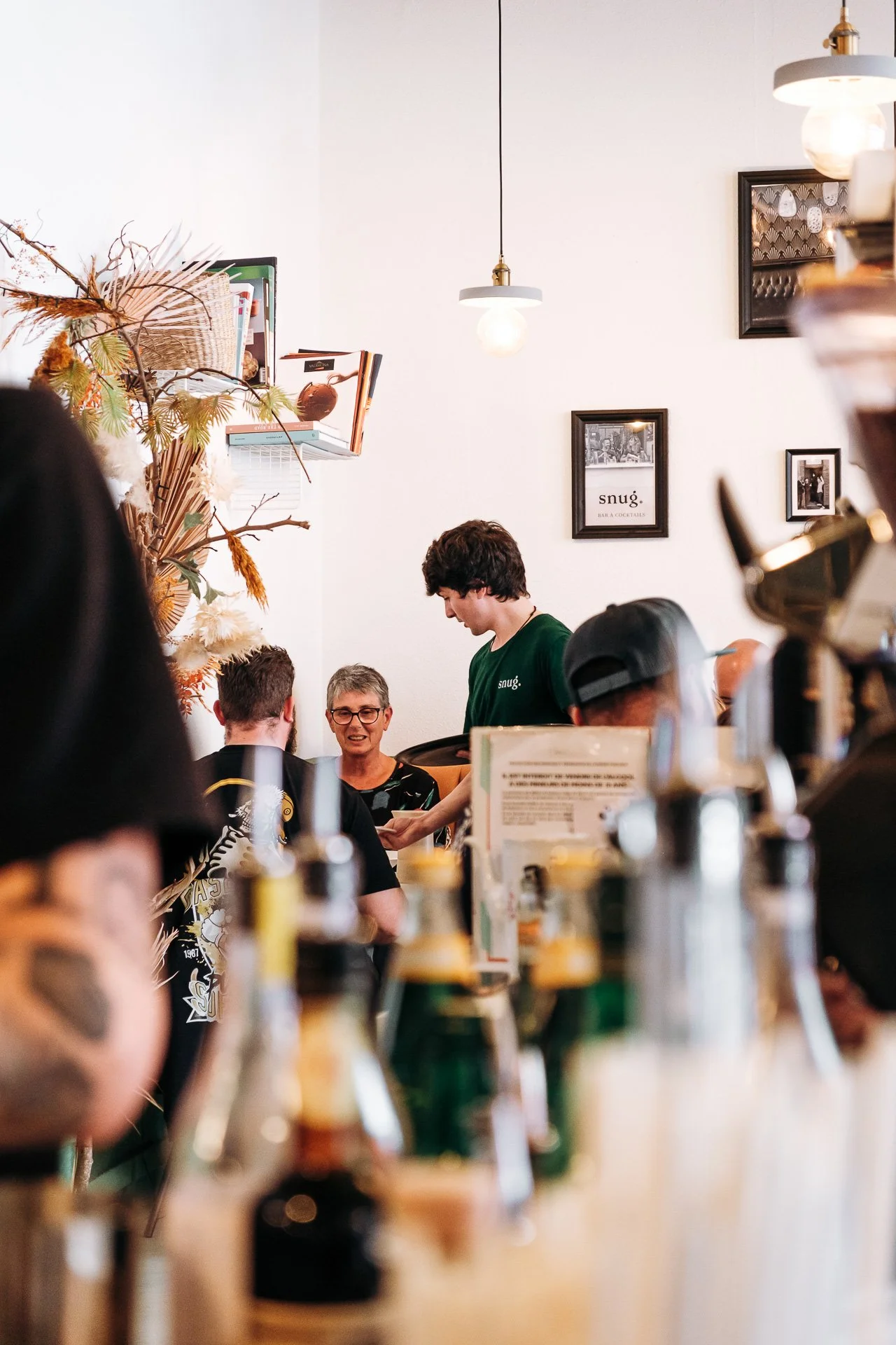 Salle du Snug bar a cocktails vue depuis le comptoir pendant la soiree anniversaire a Pau.