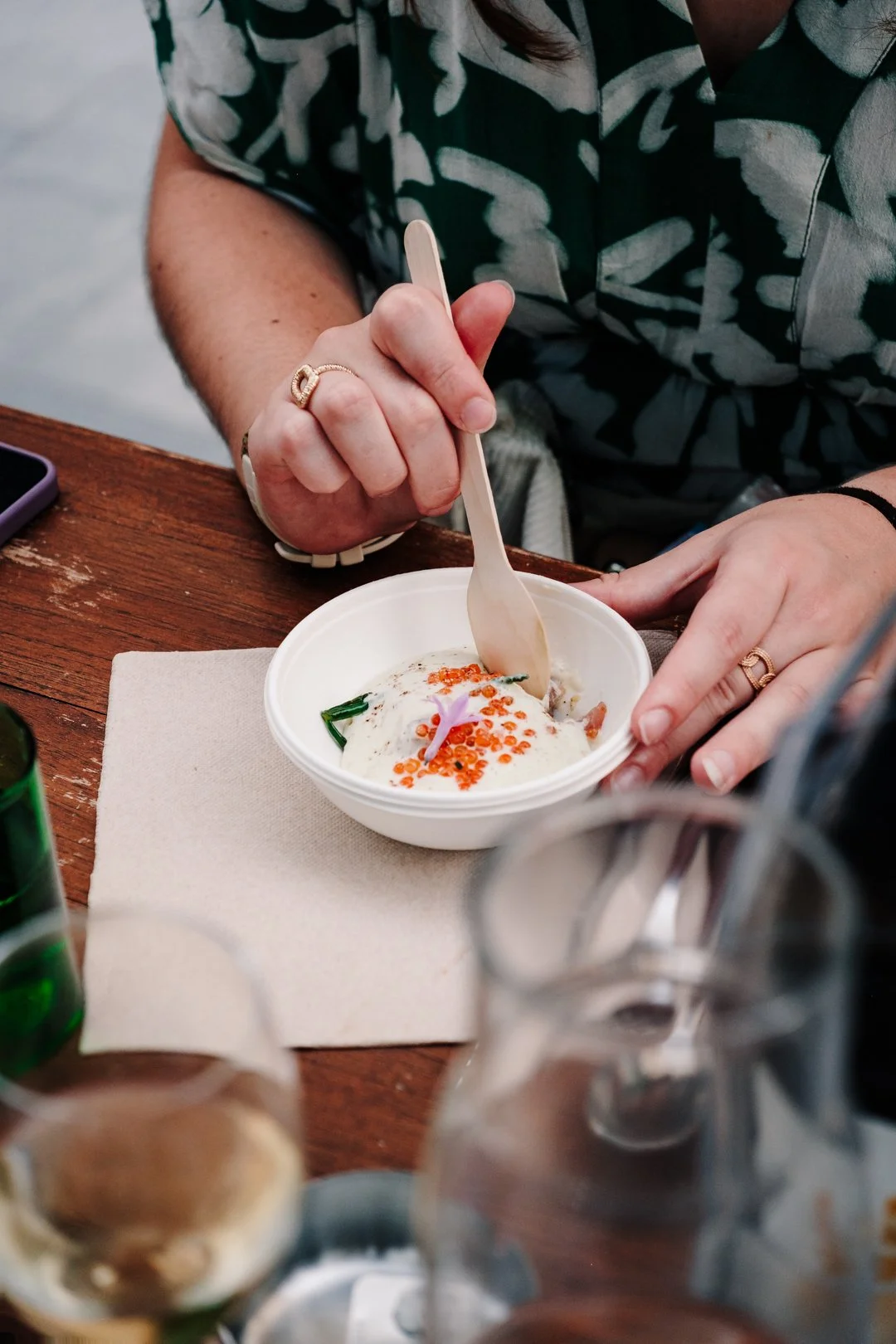 Mains tenant une coupelle de tapas avec oeufs de truite et ciboulette