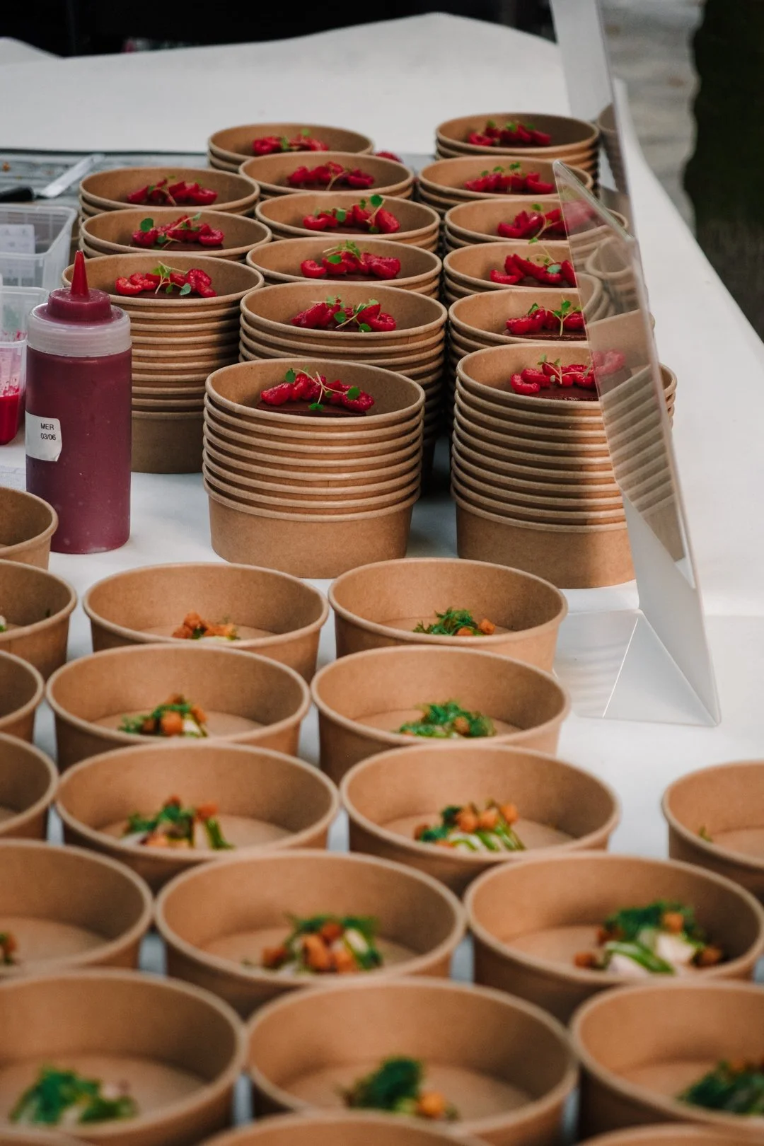 Serie de coupelles kraft avec tapas lors du dressage en série