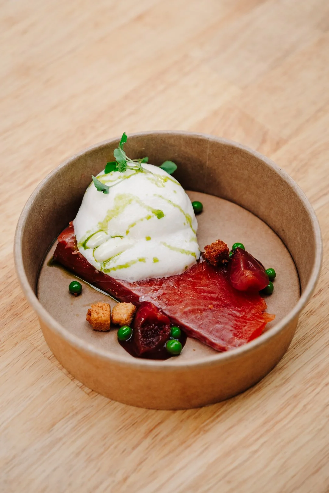 Tapas gastronomique avec truite, mousse et petits pois au Tapas Pyrénées Club.