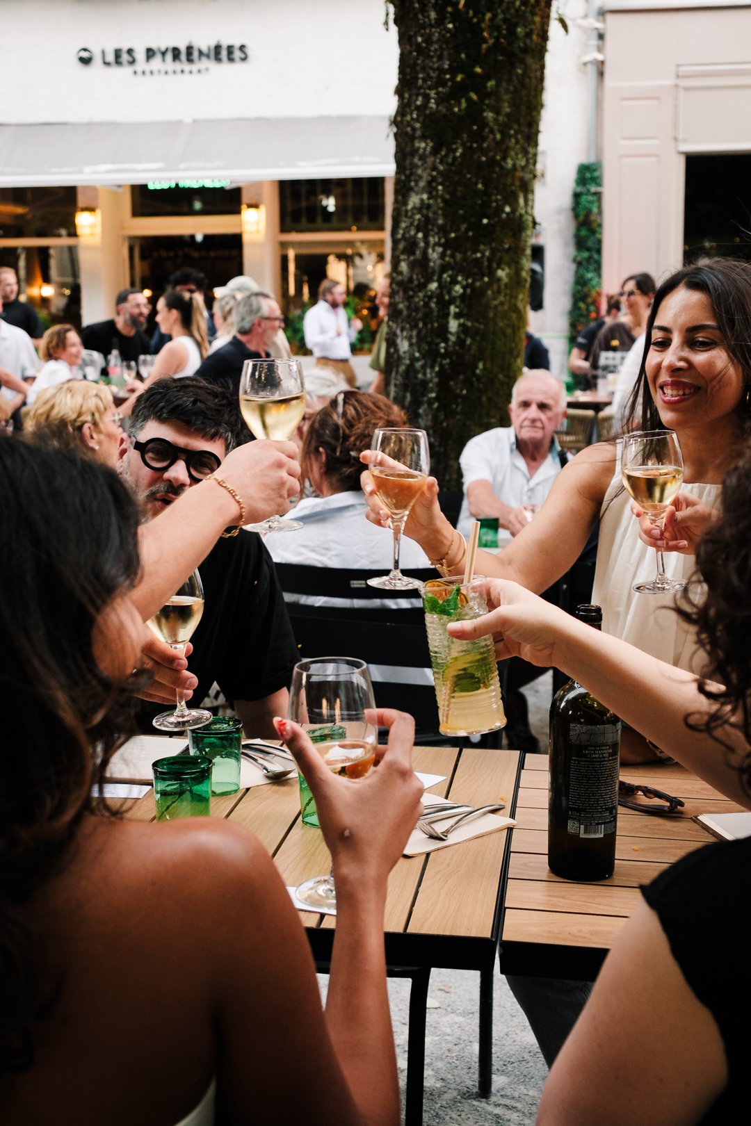 Convives trinquant en terrasse du restaurant Les Pyrenees lors du Tapas Club Place Royale Pau.