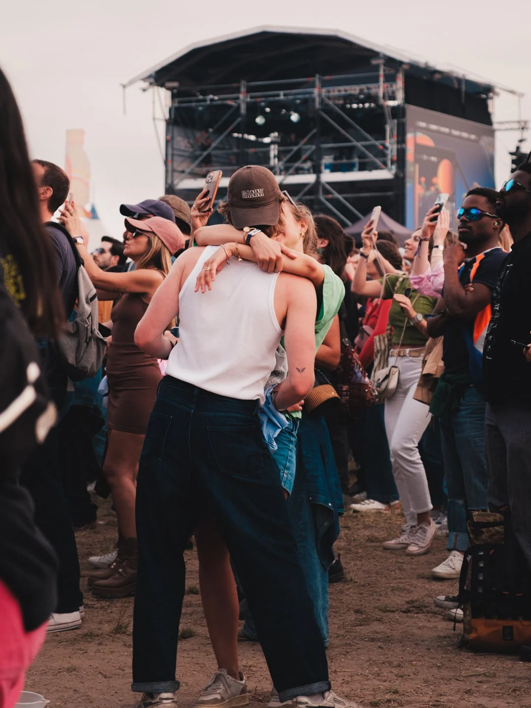 Couple enlace dans la foule devant la grande scene de We Love Green 2026, Paris