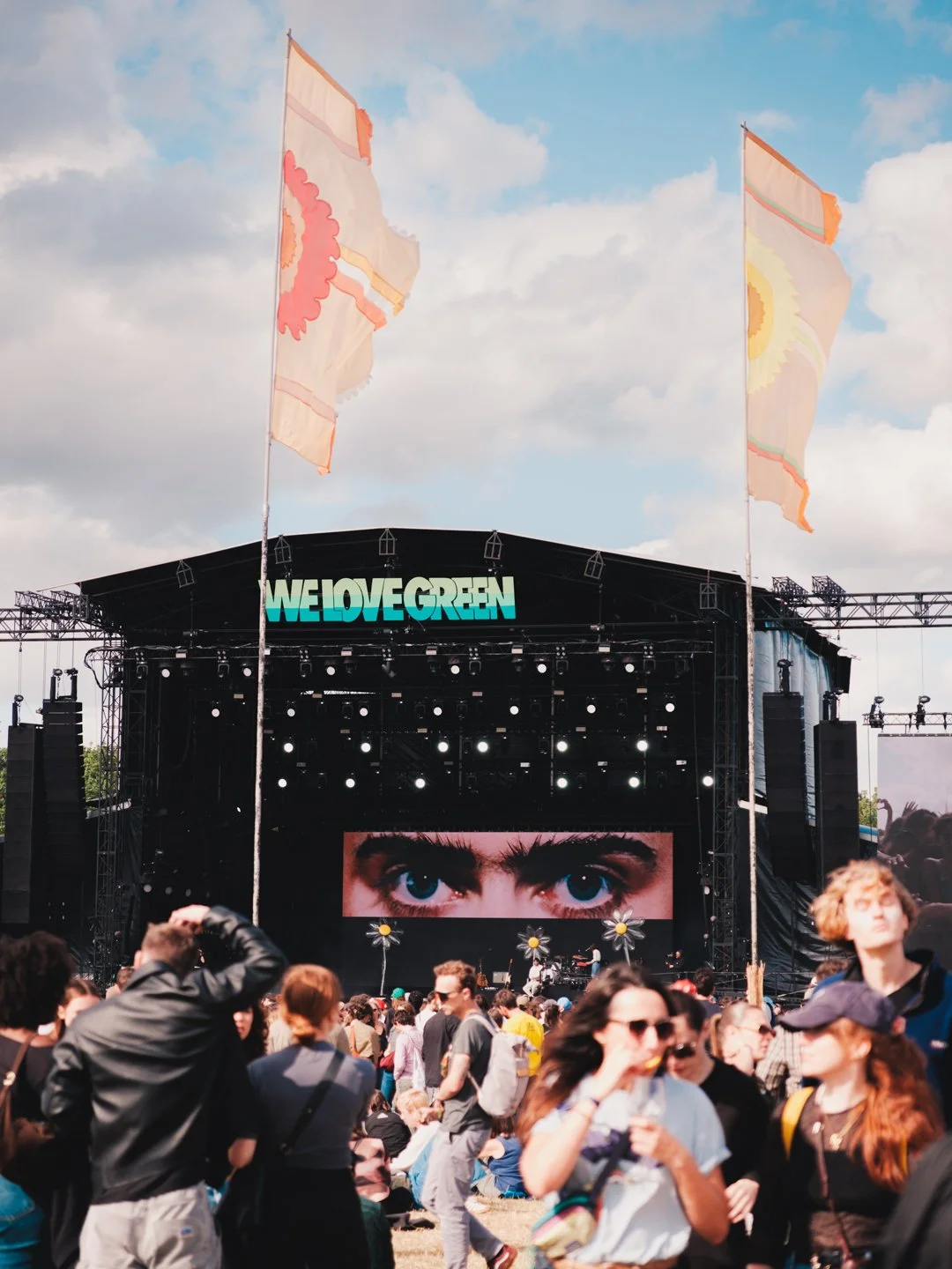 Grande scene du festival pendant le concert de Marguerite avec foule au premier plan