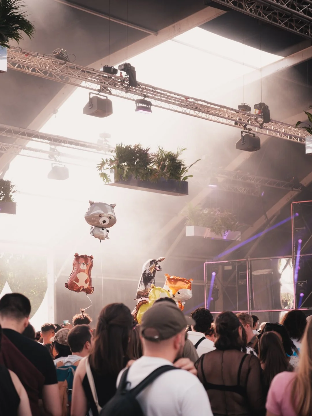 Scene interieure du festival avec ballons animaux flottants et plantes suspendues, We Love Green