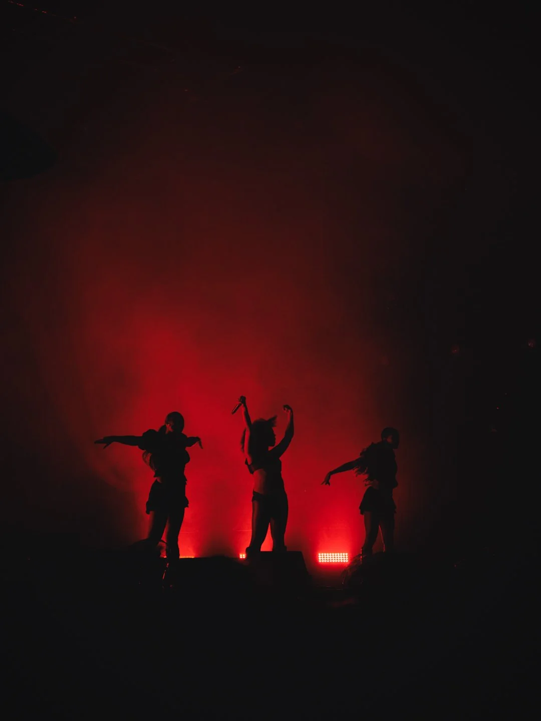 Yoa sur scene devant un fond rouge intense, reportage concert We Love Green