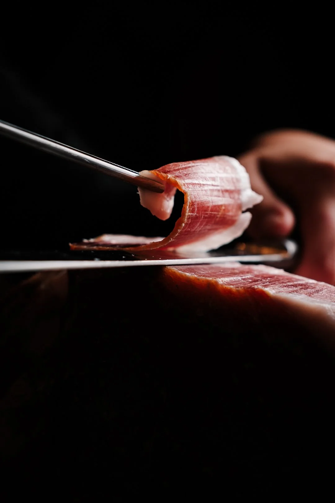 Gros plan sur la découpe d'une tranche transparente au couteau,