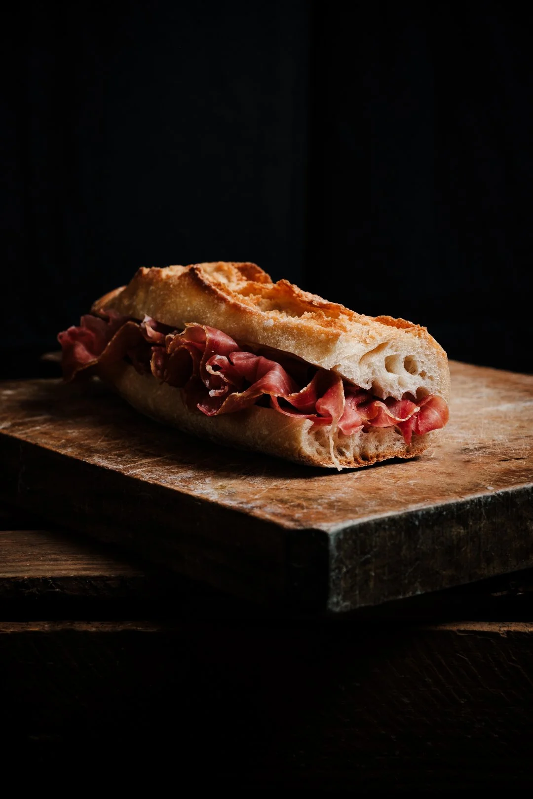 Sandwich en baguette bien garni de chiffonnade de jambon cru, exemple de stylisme culinaire