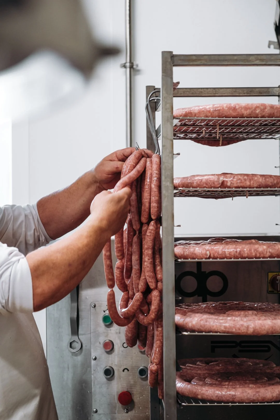 Disposition minutieuse des saucisses sur les grilles