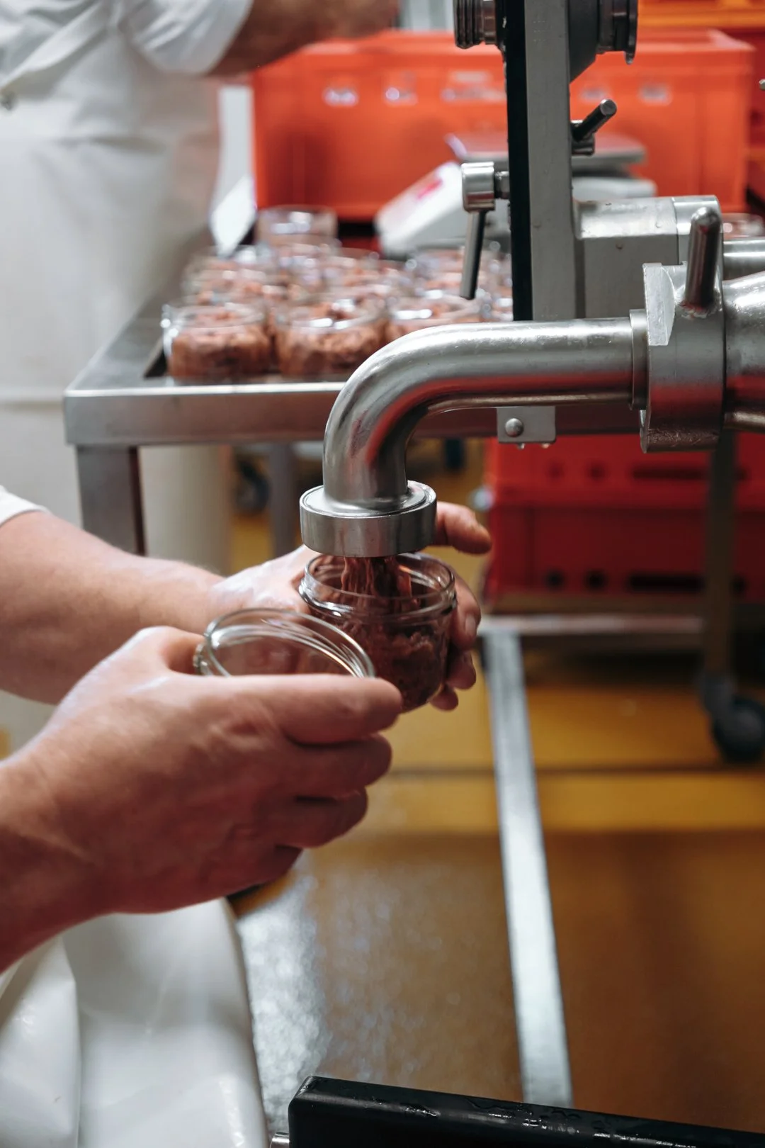 Remplissage précis des bocaux en verre avec de la préparation à base de viande via une doseuse