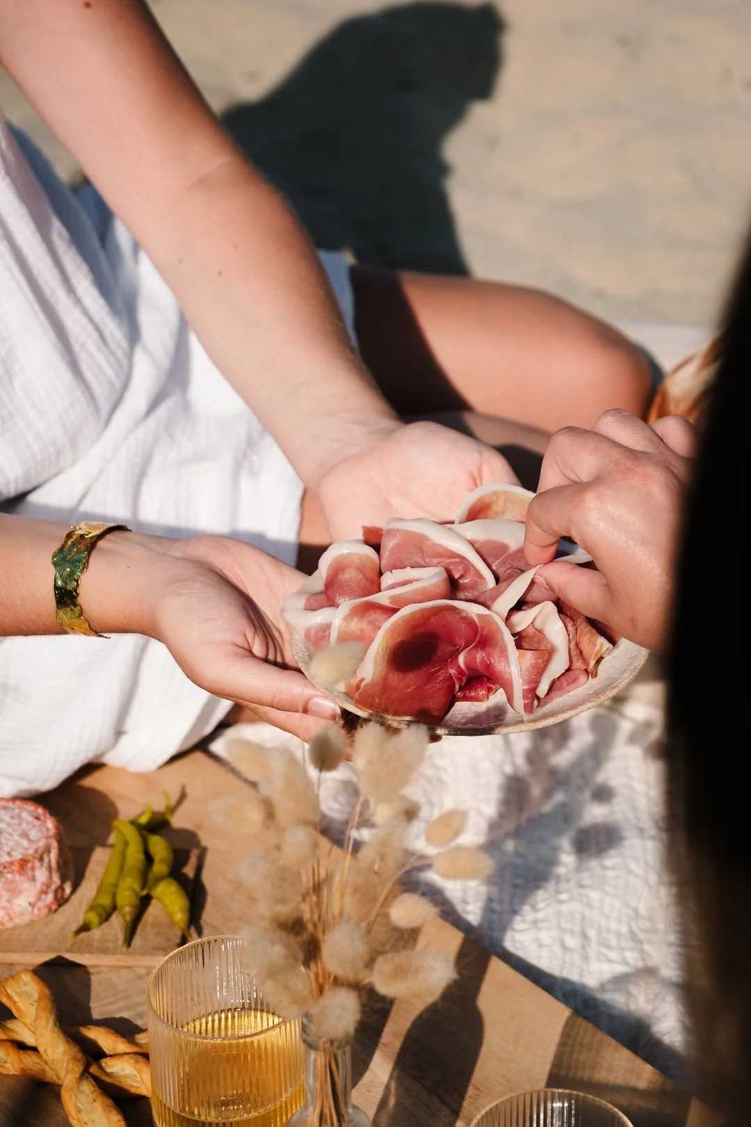 Assiette de chiffonade de jambon de Bayonne partagée pendant un pique-nique sur la plage à Hendaye