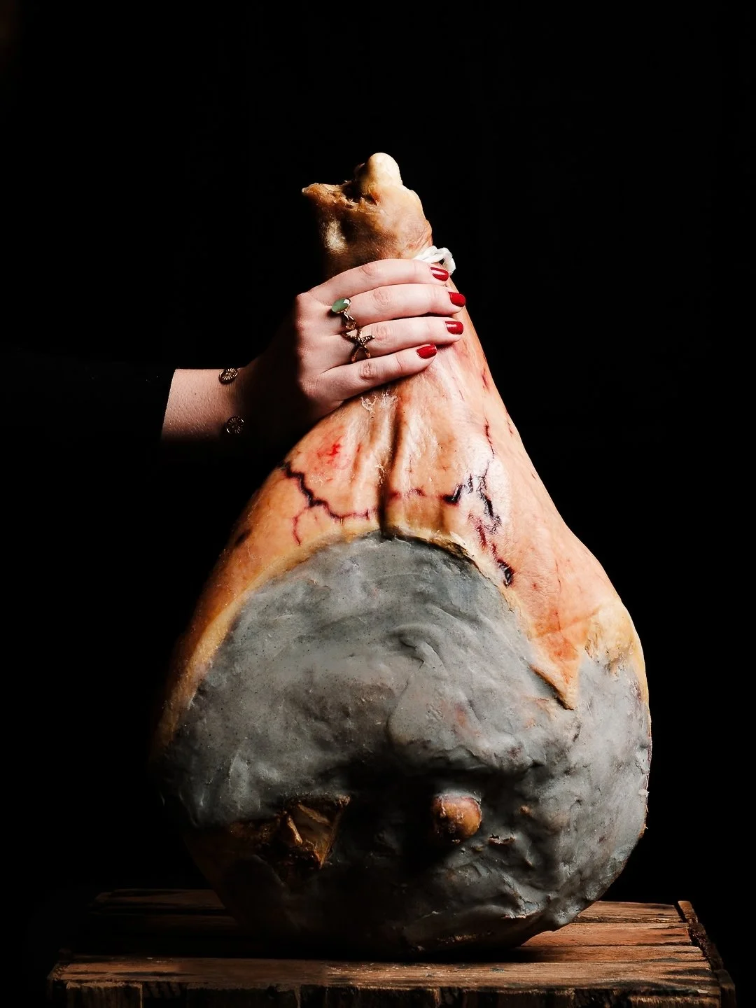 photographie produit d'un jambon entier de Bayonne