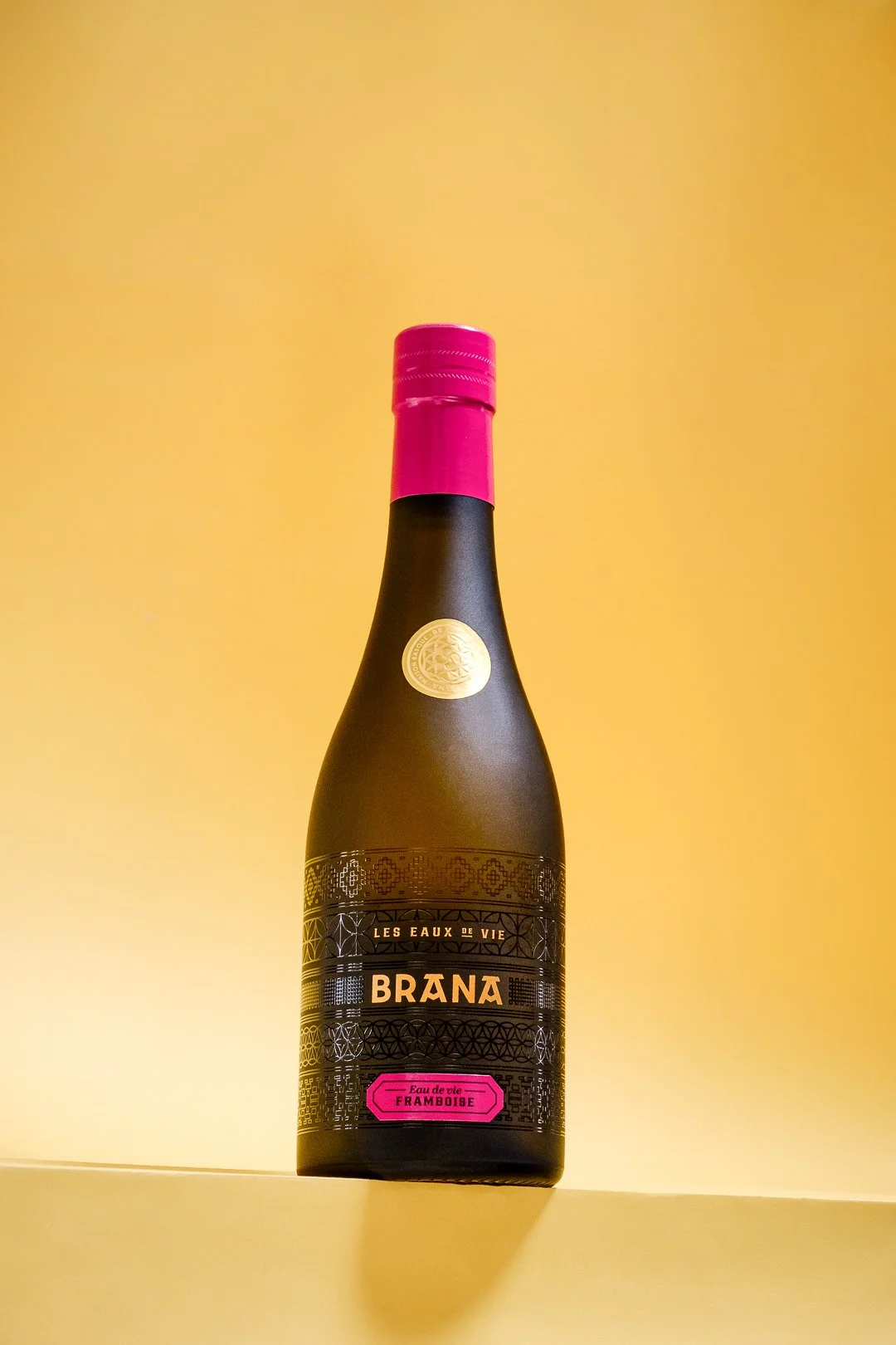 packshot de liqueur sur fond jaune