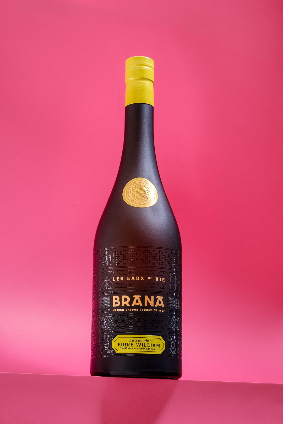packshot de liqueur sur fond rose