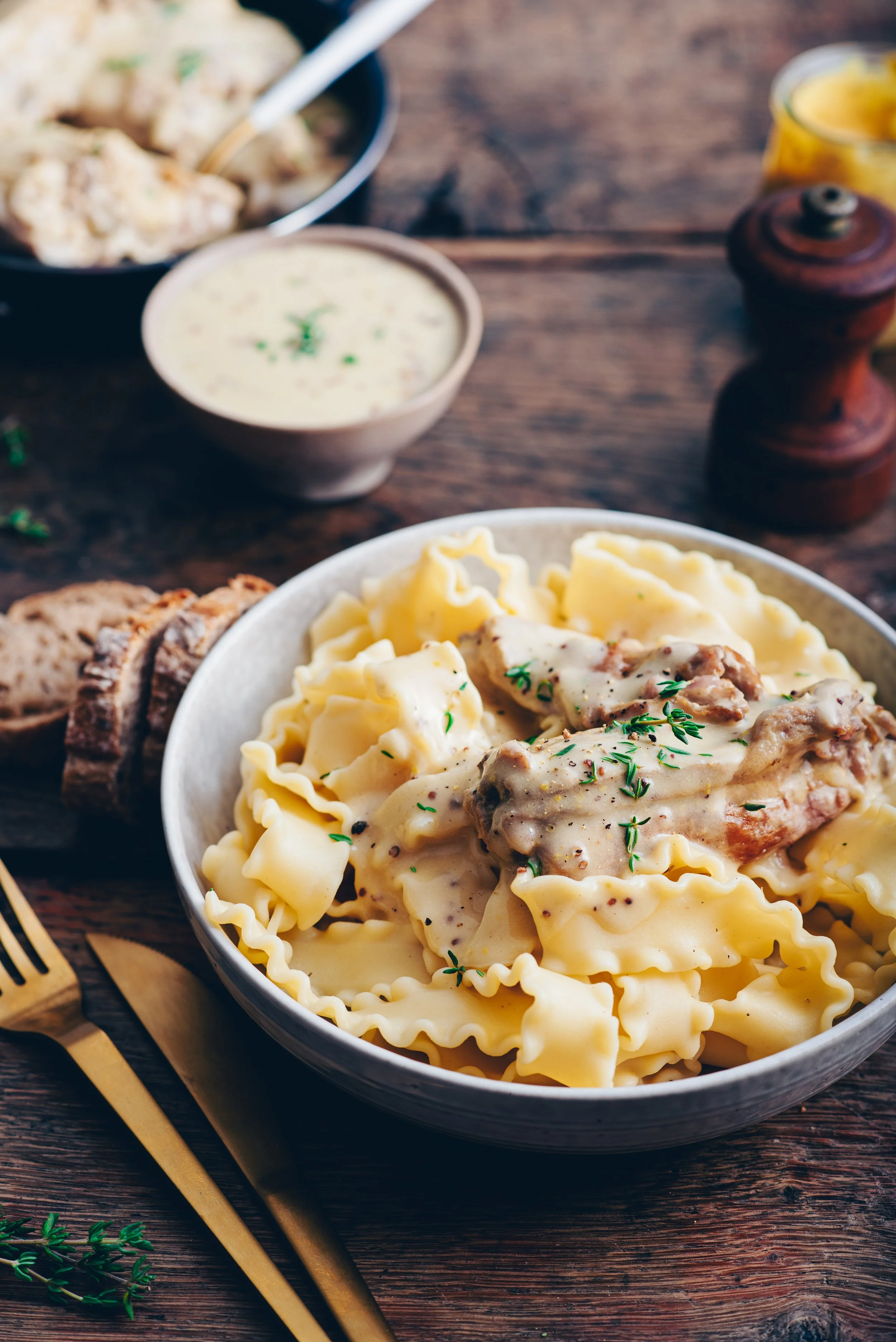 Plat de lapin à la sauce moutarde à l'ancienne servi avec des pâtes fraîches mafaldine