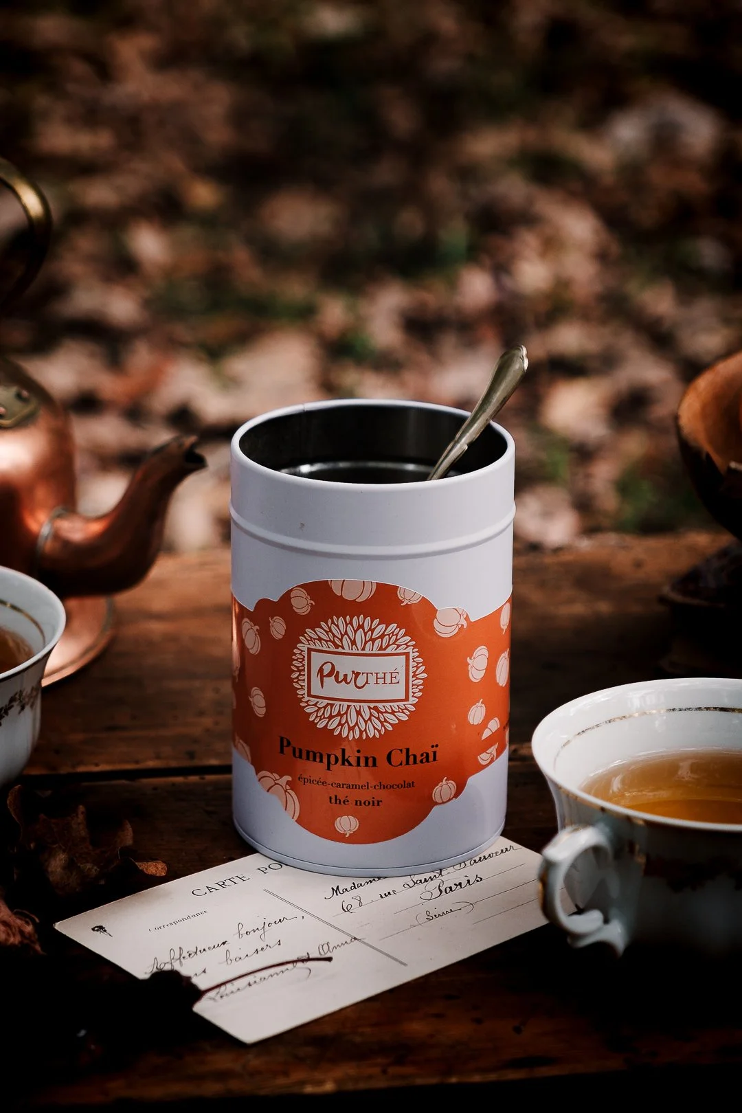Boîte de thé noir Pumpkin Chaï avec cuillère, photo produit lifestyle