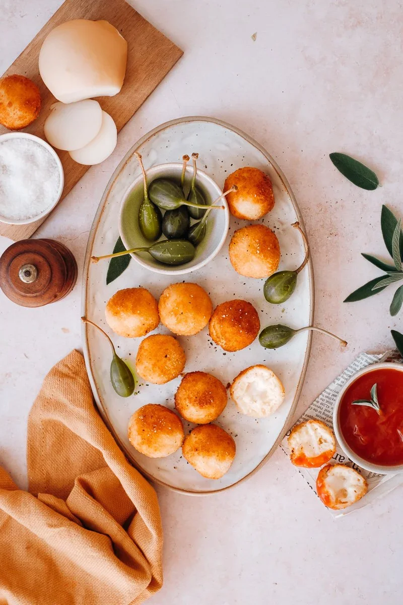 Assiette de bouchées frites et câpres vue de dessus, shooting photo gourmand pour un traiteur ou restaurant