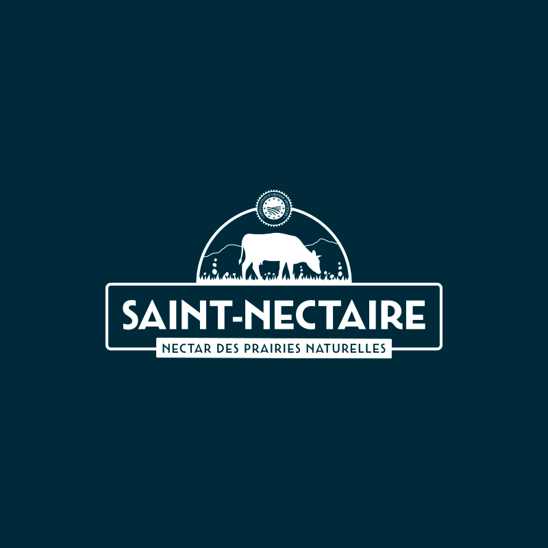 Logo de Saint-Nectaire avec une illustration de vache, une plante, une montagne, et un cadran solaire, accompagnée du texte "SAINT-NECTAIRE" et "NECTAR DES PRAIRIES NATURELLES".