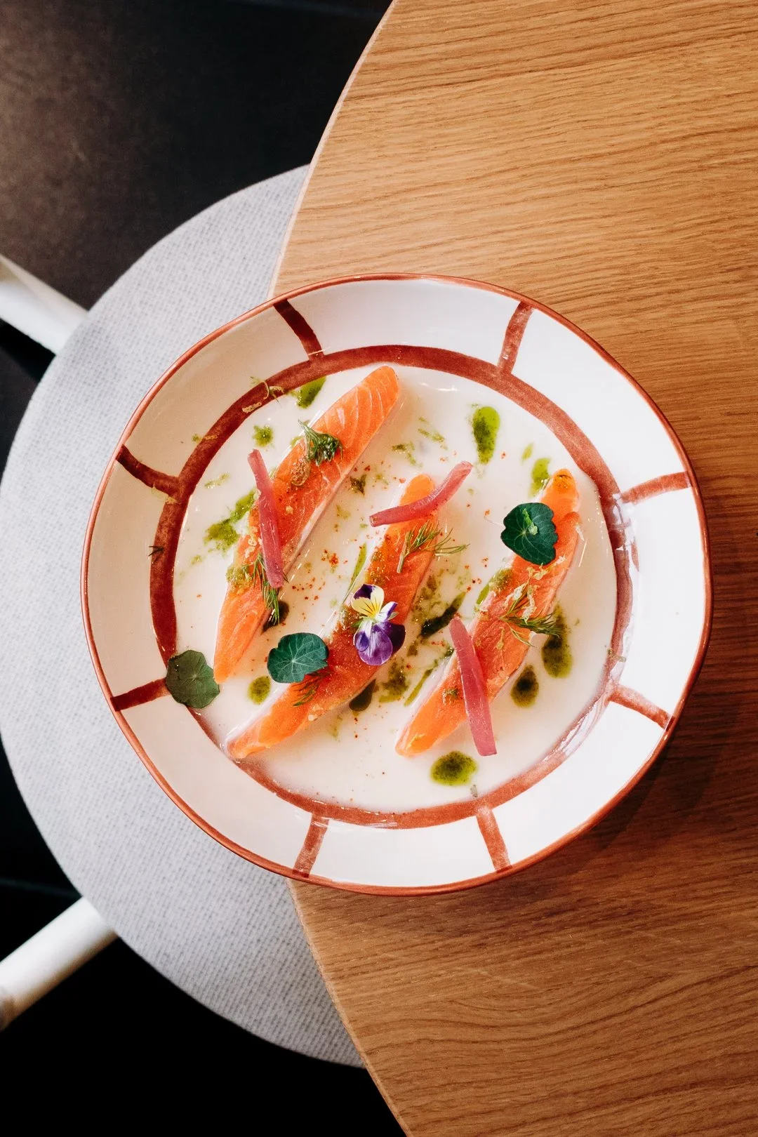Assiette de saumon élégamment dressée, photographie culinaire haut de gamme pour la restauration sur la Côte Basque