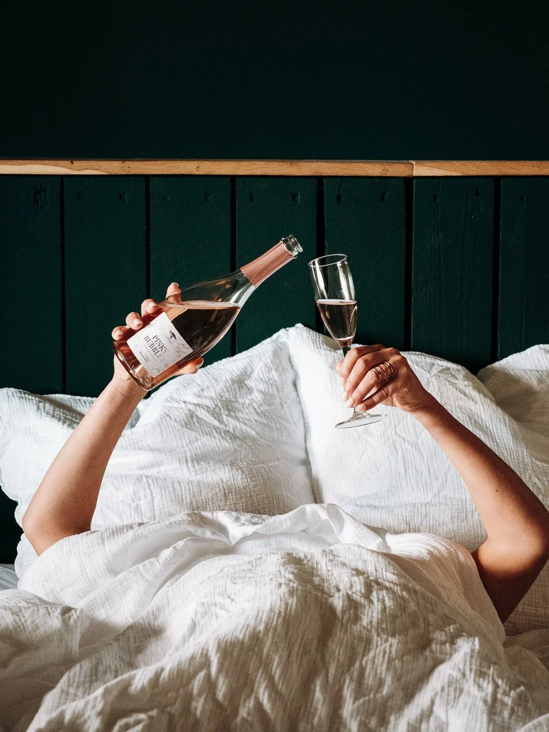 Dégustation de pétillant rosé au lit, photographie de produit lifestyle pour le lancement de marques qui osent