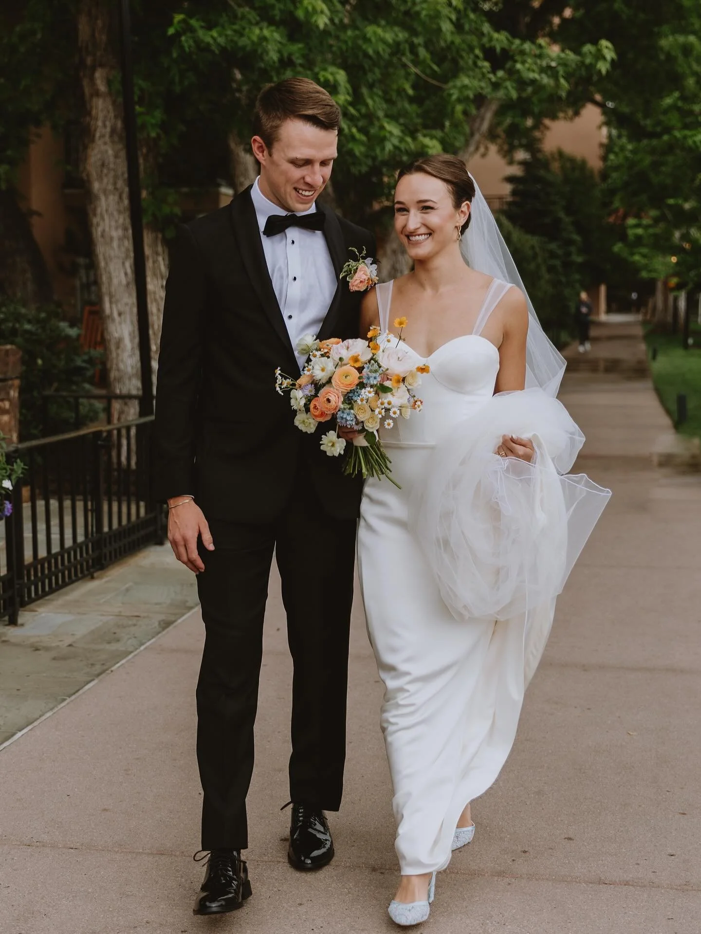 How to describe Sammy&rsquo;s springtime bridal bouquet? We&rsquo;re thinking ➡️ &ldquo;refined and elegant meets carefree wildflowers.&rdquo; 

Venue | @thebroadmoor
Photo | @laurenfinchphotography
Planning | @theplanningco.co&nbsp;
Floral | @kind_f
