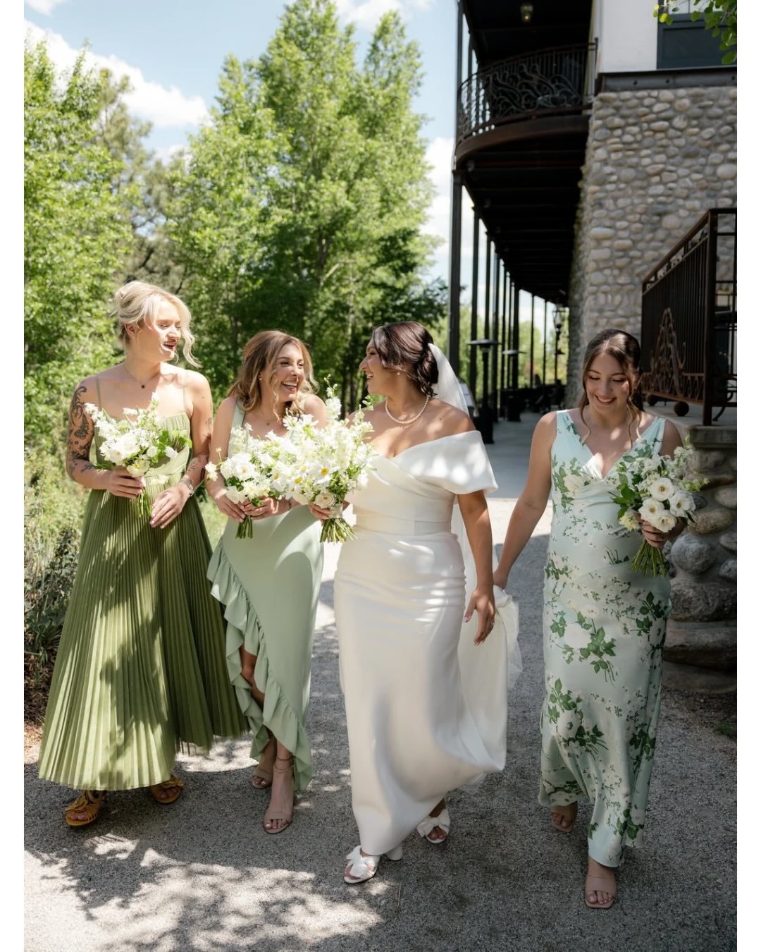 Airy &amp; ethereal floral meets crisp black-and-white details 🖤

Planning | @whitepinedesigns.co 
Photo | @atolerphoto 
Video | @jschroder.media
Floral | @kind_floral 
Venue | @surfhotelbv 
DJ &amp; Entertainment | @whoischrislewis
Cake | @frostedf